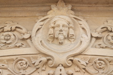 Sculpture d'une maison yonnaise