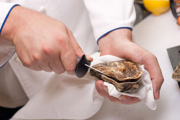 shucking of oyster