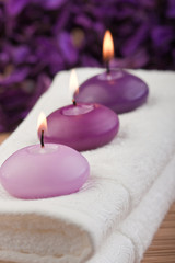 Obraz na płótnie Canvas purpurowe świece na ręcznik do masażu (2)