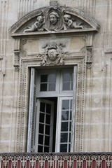 Fototapeta na wymiar Fenêtre surmontée d'un fronton à Libourne (Aquitaine, Gironde)