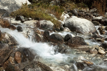 Flusslauf im Himalaja
