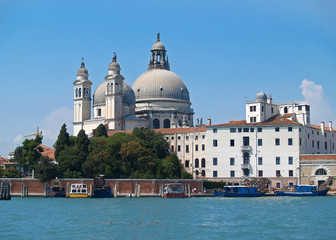 Fototapeta na wymiar Kościół w Wenecji nad morzem
