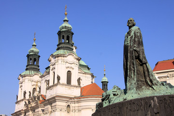 Fototapeta na wymiar Pomnik Jana Husa na placu Oldtown w Pradze