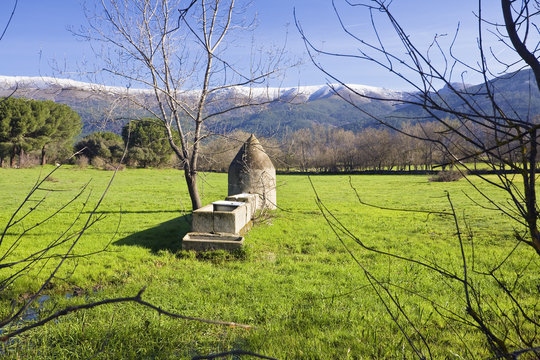 Pozo artesano en La Adrada. &Aacute;vila