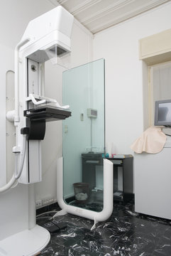 mammography machine and glass plate protection from radiation