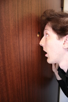homme derri&egrave;re sa porte