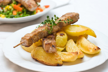 Fleischspieß und Ofenkartoffel