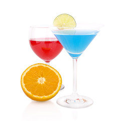 Cocktails mit Orange und Limette isoliert