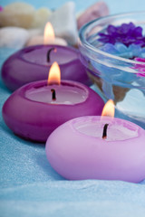 Obraz na płótnie Canvas purple toned candles and flowers (1)