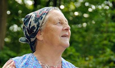 freundliche alte Bäuerin Portrait seitlich