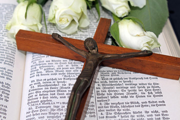 Kreuz auf einer Bibel