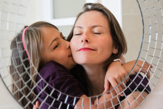 embrasser sa maman devant le miroir