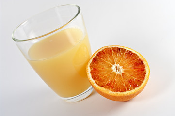 Orangensaft und halbe Orange