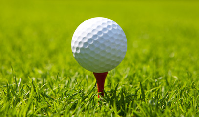 Golfball beim Abschlag