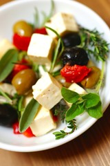 Feta, Oliven und Kräuter