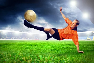 Foto op Plexiglas Voetbal Geluk voetballer na doelpunt op het veld van stadion wit