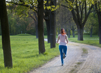 frau beim joggen von hinten