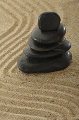 Fototapeta na wymiar Hot Stones im Sand mit Spuren