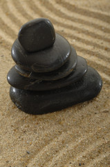 Fototapeta na wymiar Hot Stones im Sand mit Spuren