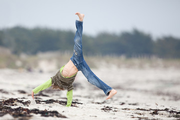 enfant jouer plage heureux vivre amuser roue sauter grandir boug