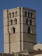 Fototapeta na wymiar Torre románica de la catedral de Zamora