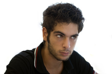 Giovane su sfondo bianco