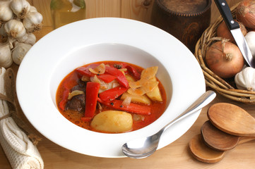 deftiger Paprikaeintopf mit Kartoffeln und Zwiebeln