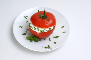 geteilte Tomate mit Frischkäse und Dill