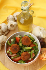 Tomatensalat mit Paprika und Hackbällchen