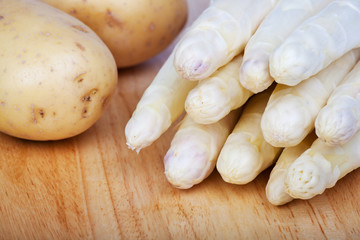 Bündel von rohem weißen Spargel