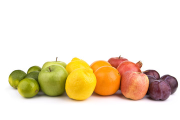 Bunte Früchte isoliert auf weißem Hintergrund