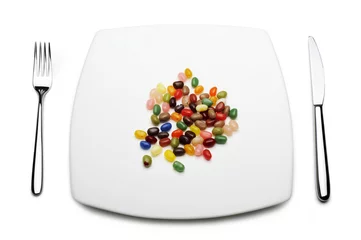 Kussenhoes bord en bestek met gekleurde gesuikerde amandelen © winston