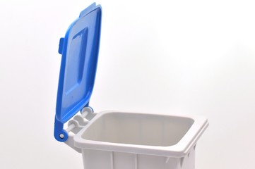Tapa abierta cubo de basura