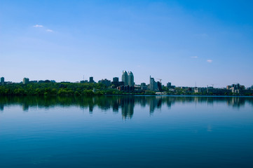 Naklejka premium miasto nad rzeką