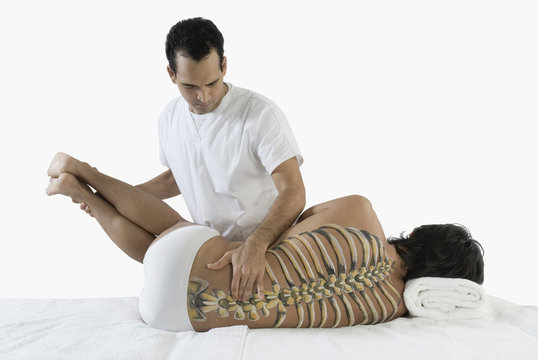 Chiropractor adjusting manÕs back