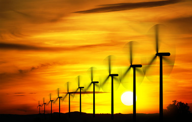 Windräder beim Sonnenuntergang