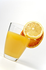 Glas mit Orangensaft und Zitronenscheibe
