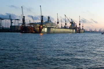 Obraz premium Hamburger Hafen, Trockendock, Containerterminal, Elbe