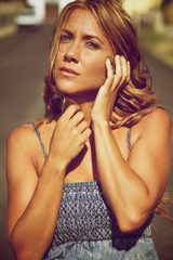 Obraz premium Blond woman on the road