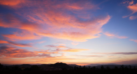 Fototapeta na wymiar Czerwony zachód słońca chmury i zamek silhuette