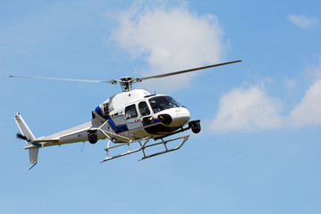 helicoptere ciel bleu