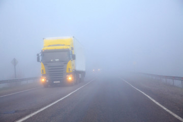 Fototapeta na wymiar Ciężarówka na linii we mgle