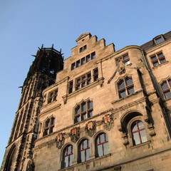 Fototapeta premium Duisburger Rathaus mit Salvatorkirche links