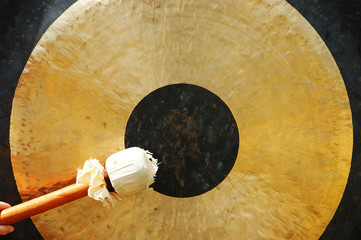 gong with hammer - obrazy, fototapety, plakaty