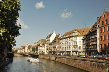 Fototapeta na wymiar Touristenboot in Straßburg
