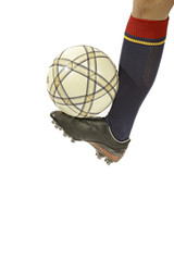 Fußball - Bein eines Fußballspielers mit Balltrick