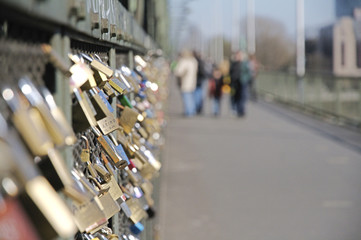 Obraz premium Liebesschlösser an der Hohenzollernbrücke in Köln am Dom 