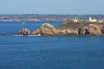 faro su scogliera in Bretagna