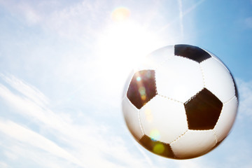 Fussball fliegt in der Luft