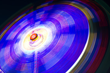 schnelles Karusell bei Nacht mit Lichtspur